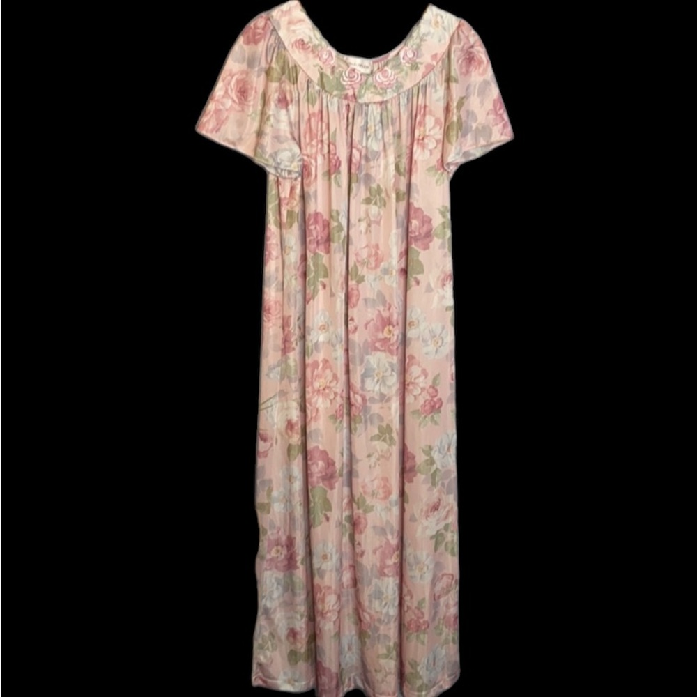 Vintage floral women’s nightgown mumu style